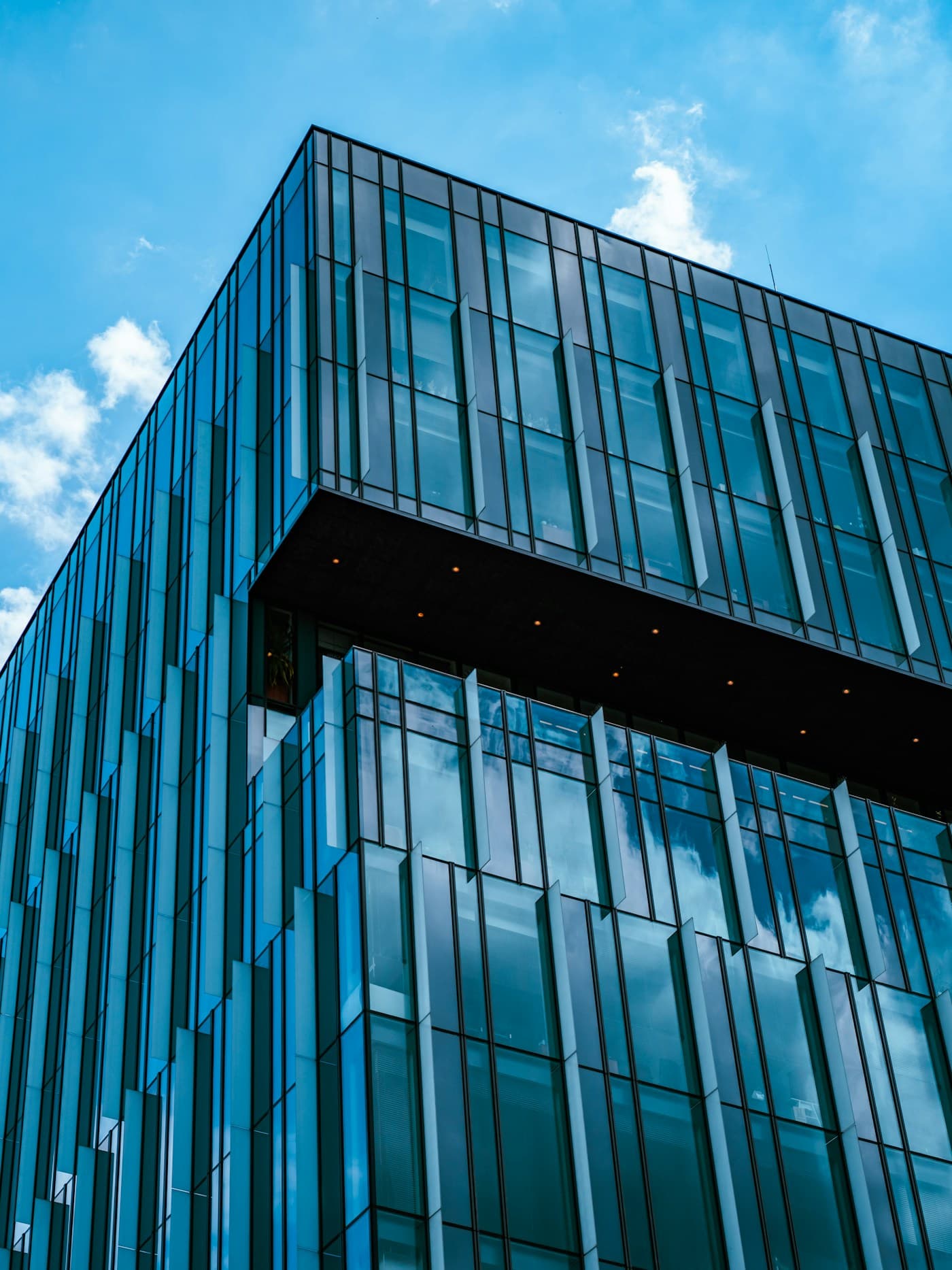 Fachada corporativa clara para decisiones regulatorias FinTech